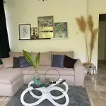 Tamara With Garden And River View - Free Private Parking & Garage Apartment *