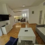 Apartman Tamara With Garden And River View - Free Private Parking & Garage