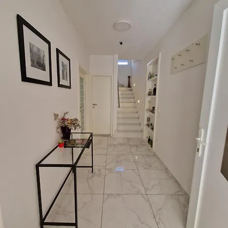 Tamara With Garden And River View - Free Private Parking Bicycle & Motorcycle Garage
