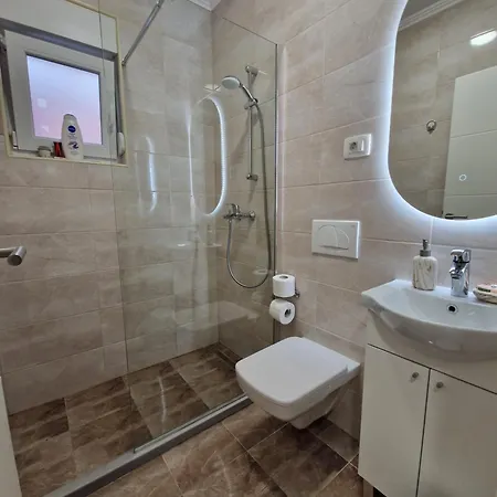 Tamara With Garden And River View - Free Private Parking & Garage