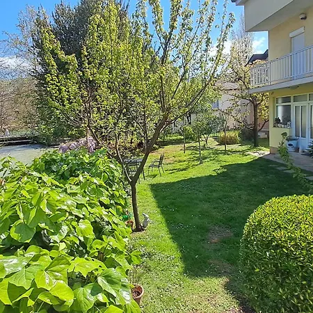 Tamara With Garden And River View - Free Private Parking Bicycle & Motorcycle Garage アパート *
