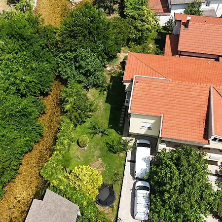 Tamara With Garden And River View - Free Private Parking & Garage Apartment *