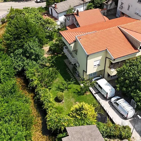 Tamara With Garden And River View - Free Private Parking Bicycle & Motorcycle Garage アパート